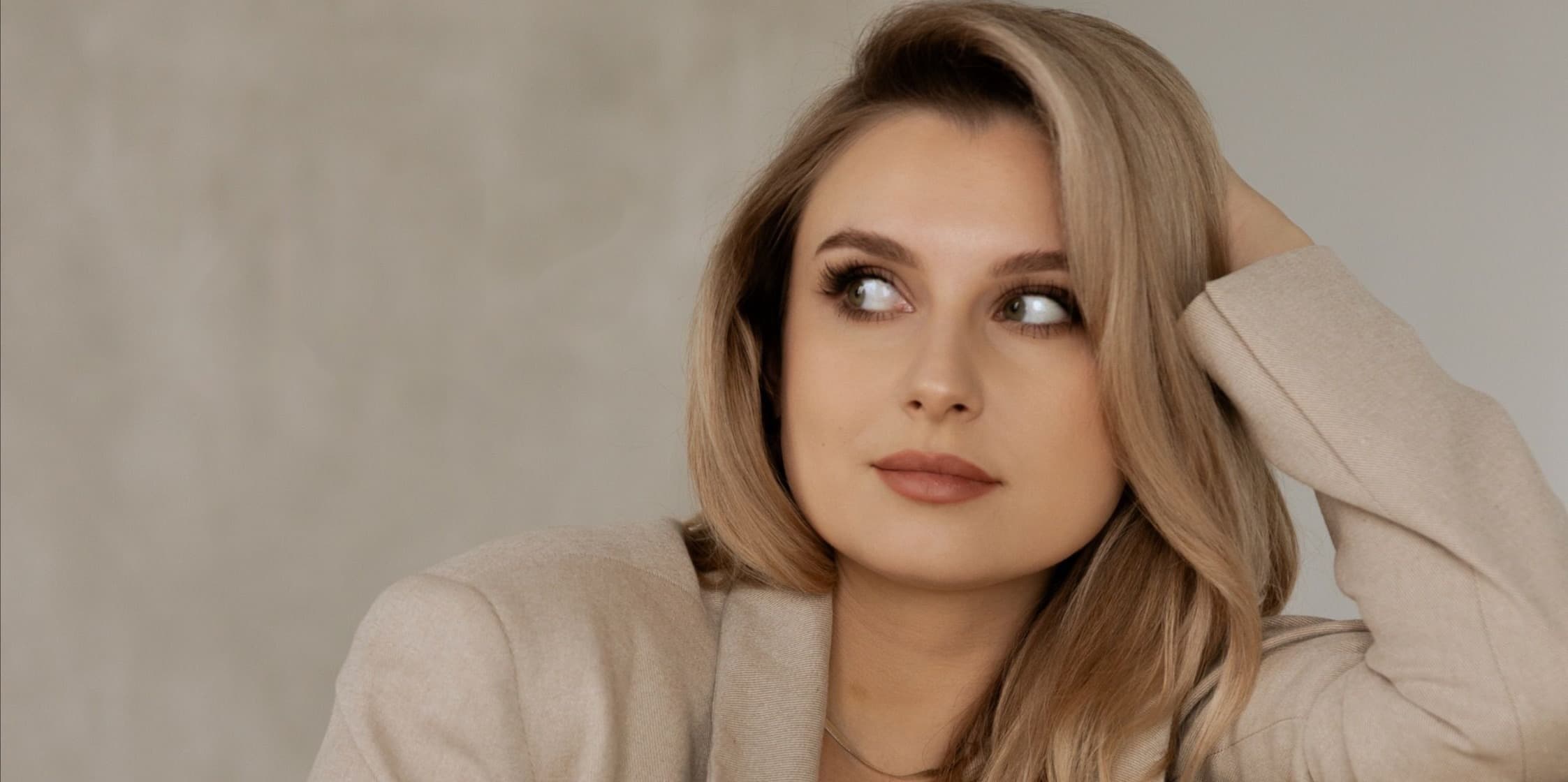 Kosmetolog Skin Sense w eleganckiej stylizacji, w tle wnętrze salonu